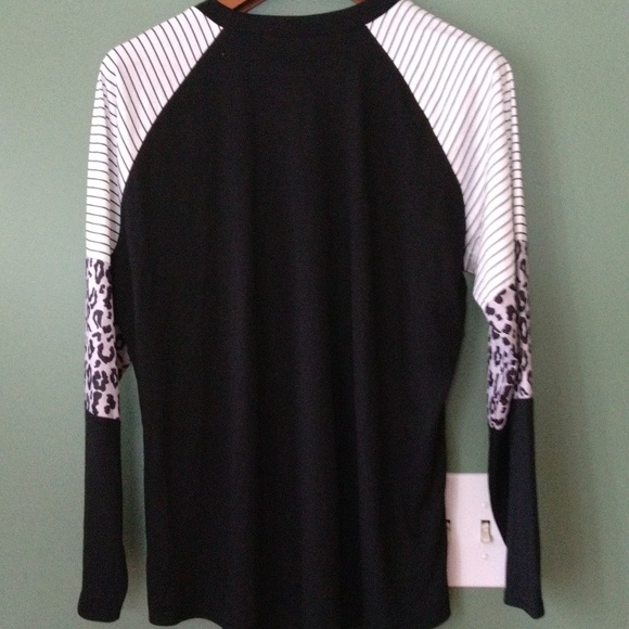 Women's black scoop neck long sleeves print sleeves casual t shirt top, size 2X - Picture 8 of 8